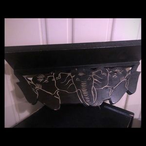Small display shelf with elephant design